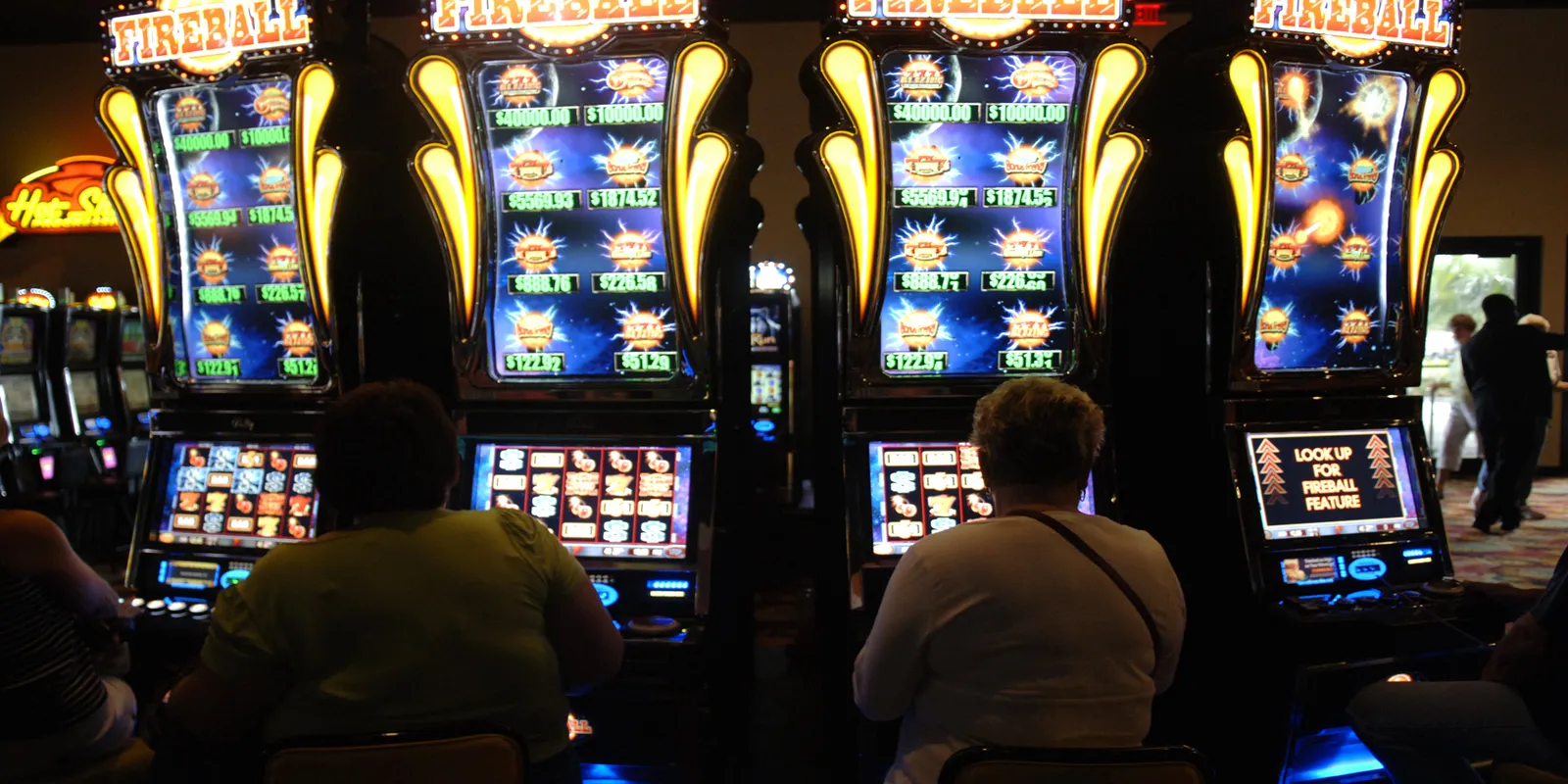 Hot Streak: Lucky Gambler Hits $25K on Fireball Slot Machine 1