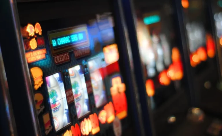 Queensland pokies urged to introduce mandatory cashless cards to reign in gambling problem