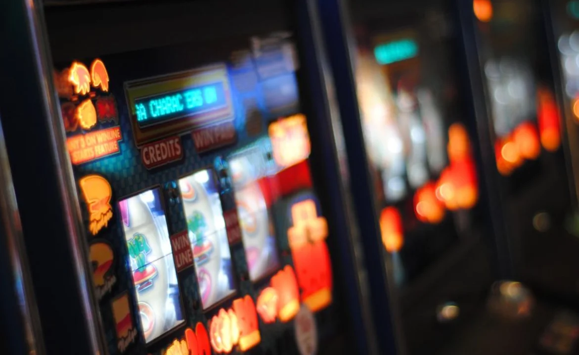 Queensland pokies urged to introduce mandatory cashless cards to reign in gambling problem